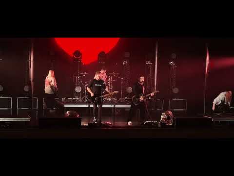 Видео: Первая любовь