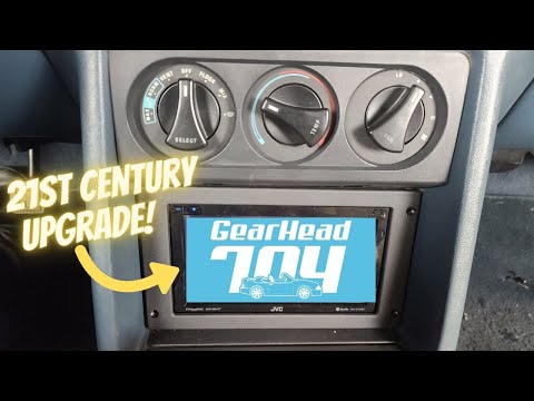 Видео: Двухдиновая магнитола — простое современное усовершенствование для вашего FOX MUSTANG
