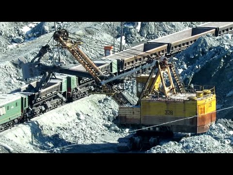 Видео: Карьерный электровоз с думпкарами, тяговый агрегат ПЭ2М на погрузке