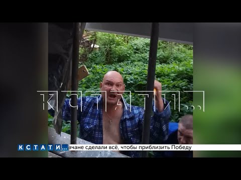 Видео: Неадекватный сосед превратил жизнь девушки в кошмар -бьет окна,выламывает двери,бросается с молотком