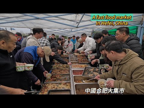 Видео: В Хэфэе, Китай, впечатляющая сцена, когда тысячи людей вместе едят фаст-фуд, поражает воображение.