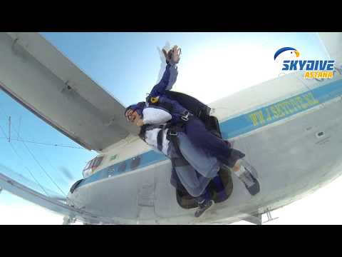 Видео: Прыжки с парашютом в тандеме. Астана.