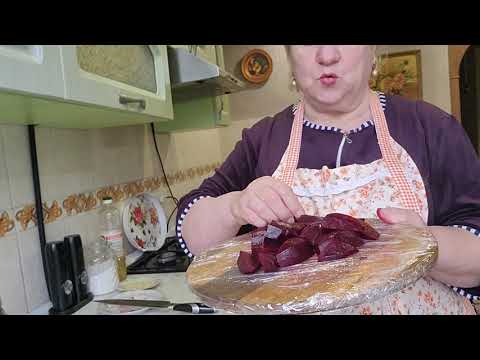 Видео: Очень простой салат из свеклы.