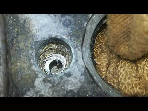 Видео: Opel Vivaro удаление обломанного болта крепления форсунки