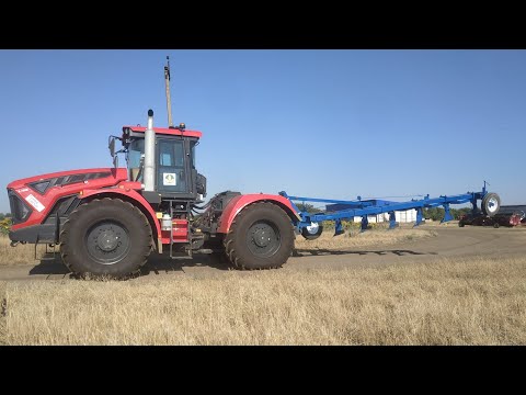 Видео: Кировец пашет. К 735 М. Плуг плн 8 40.