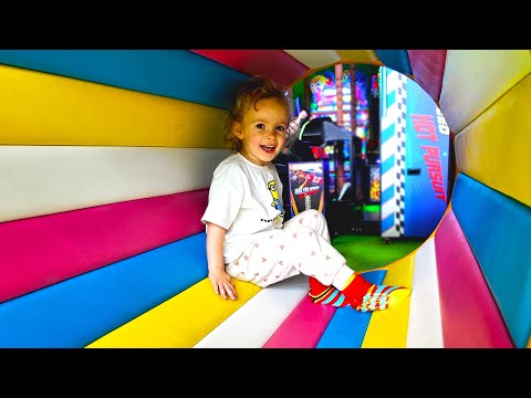 Видео: Весёлые приключения Анны на яркой детской площадке CocoBambino.Горка с шариками,качели и мороженое