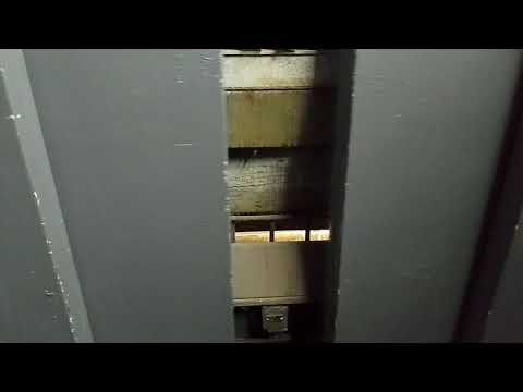 Видео: 😱ЛИФТ САМ ОТКРЫВАЕТСЯ МЕЖДУ ЭТАЖАМИ! Чуть не застрял в лифте КМЗ-(1972/2001 г) модер под MCS-300