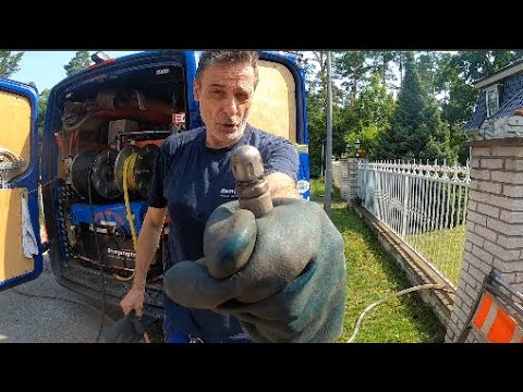 Видео: Кемпинг 457. Засоренная дренажная шахта под газоном приводит к намоканию подвала.