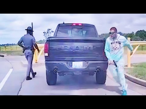 Видео: Нападения на полицейских в США