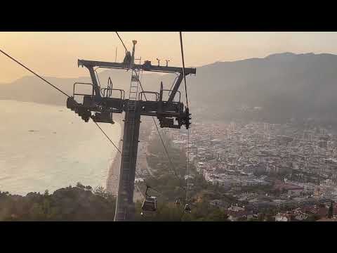 Видео: Алания - фуникулер на гору с замком, панорама города