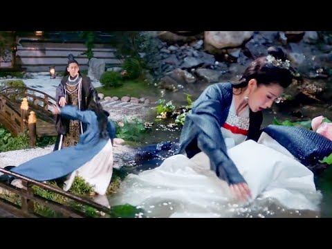 Видео: Он на самом деле подтолкнул меня в воду, пока я был пьян!