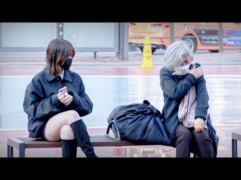 Видео: Что делать, если вы видите замерзшую бабушку? | Social Experiment