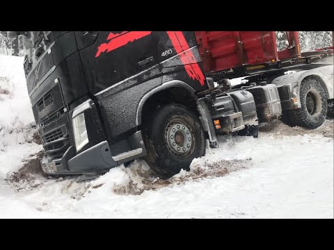 Видео: 🔥Никто не думал что будет так скользко. Три машины слетели с дороги.