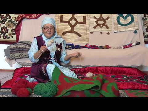 Видео: Кийиз басып, жип ийрип, шырдак жасап, апа кесибин уланткан Дүйшөнкүл Курманбекова