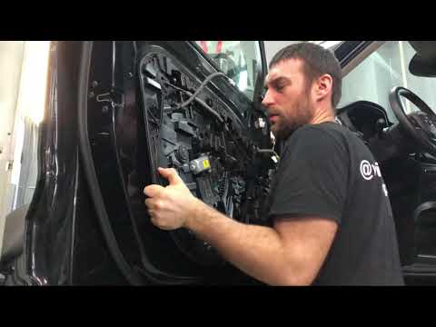 Видео: Как разобрать дверь Вольво хс60