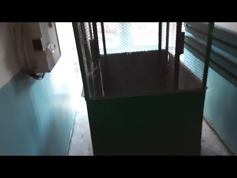 Видео: Лифт УКМ в сетчатой шахте 320 кг 1 м/с, на втором этаже нет входа в лифт, лифт заклинил и застрял