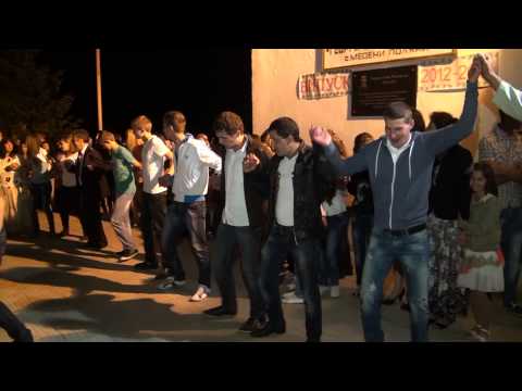 Видео: 8 клас с  Медени поляни 2013     1 част