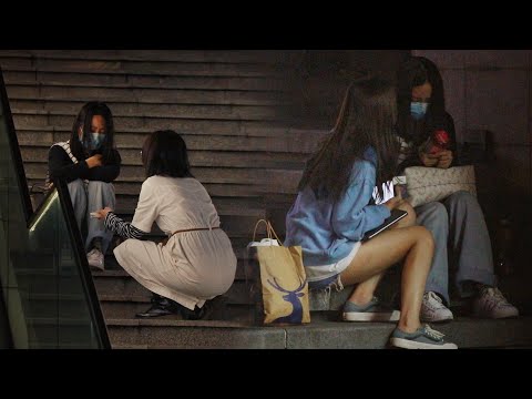 Видео: Молодая девушка плачет на улицах большого города поздно ночью(Социальный Эксперимент）