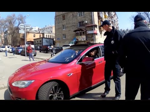 Видео: Водитель на Tesla vs Инспектор с маленькой п@п@ськой