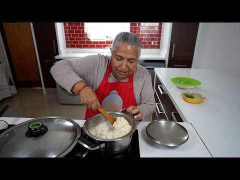 Видео: Приготовление рыбных консервов (сарданов) и картофельного карри, подаваемого с мягким путу — трад...