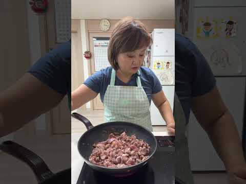 Видео: Тушенные куриные потрошки