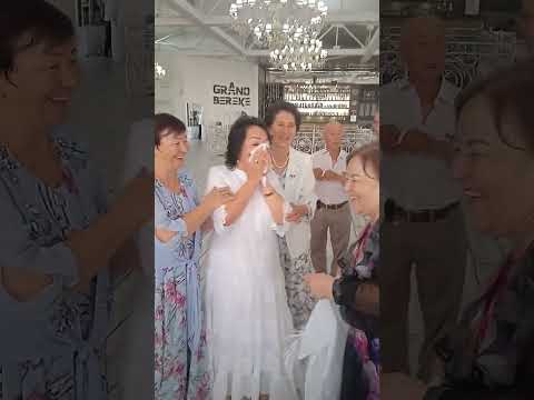 Видео: СҰМДЫҚ 50 жылдық кездесуде ЕКІ СЫНЫПТАС БАС ҚОСТЫ 😐😐😐