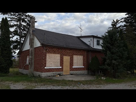 Видео: Исследуем заброшенный фермерский дом в лесу, населенный привидениями (я был не один!!)