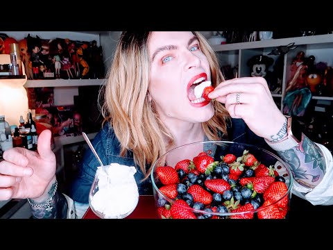 Видео: МУКБАНГ. КЛУБНИКА СО СЛИВКАМИ. О МОИХ БЫВШИХ. О РОМАНТИКЕ В ОТНОШЕНИЯХ. О ЛЮБИМЫХ БЛОГЕРАХ