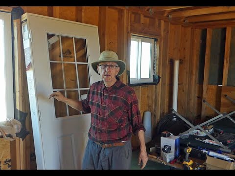 Видео: Установка дверей в моем доме престарелых, не подключенном к электросети. Часть первая