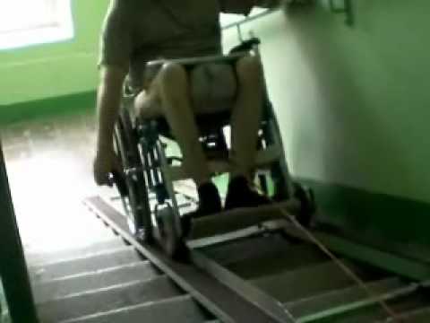 Видео: Преодоление лестницы в инвалидной коляске