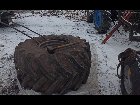 Видео: Бортировка колеса от комбайна с помощью 2-х ломов и кувалды