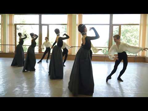 Видео: МГАХ. Сарабанда XVII века (муз. Ж.Ф. Рамо, композиция Северцевой М.О.). Историко-бытовой танец.