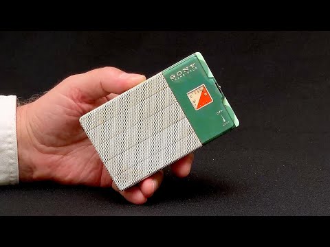 Видео: Редкий транзисторный радиоприемник Sony Convertible 1958 года. История Sony