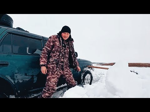 Видео: Последний лёд сезона: как рыбалка превратилась в приключение!