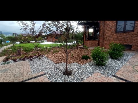 Видео: Отсыпка галькой и щепой. Благоустройство участка.