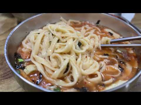 Видео: «Кальгуксу за 5000 вон...» Ресторан «Кальгуксу» на Центральном рынке Чхонана, где вам придется ст...