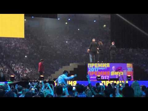Видео: Премия Муз-Тв 2017  Руки Вверх! Поёт весь олимпийский!