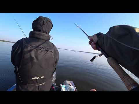 Видео: Рыбалка в Тверской области на озерах с лодки.( часть1)