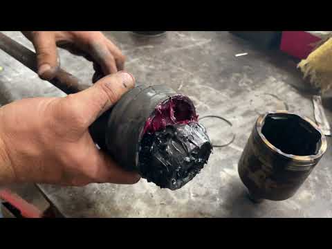 Видео: Polaris RZR, 1000, 900, 800, как вытащить застрявшую полуось ШРУС из дифференциала. Вытащить полу...