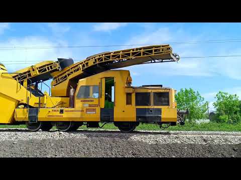 Видео: Баластопресевнa машина (Paganelli C330 Ballast cleaner machine at work)
