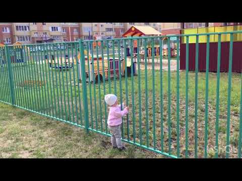 Видео: Грустное видео о том, что девочка плачет и хочет в детский сад