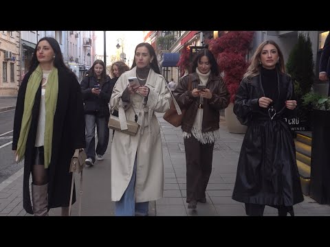 Видео: Москва. Октябрьские девушки на Патриарших прудах