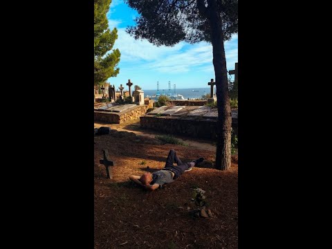 Видео: Лучшее место для размышлений о жизни - кладбище.