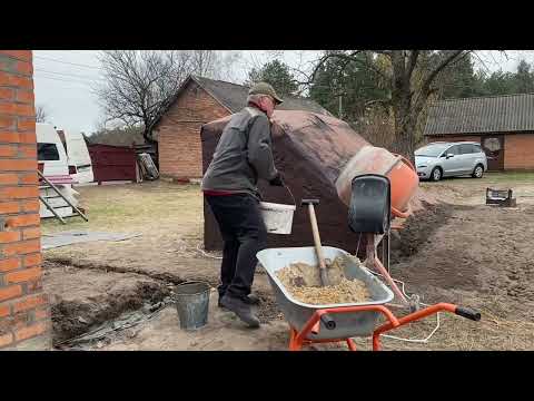 Видео: Из города в село. Здесь работают все, есть для всех занятие! Я сегодня строитель, а Мэри вредитель!