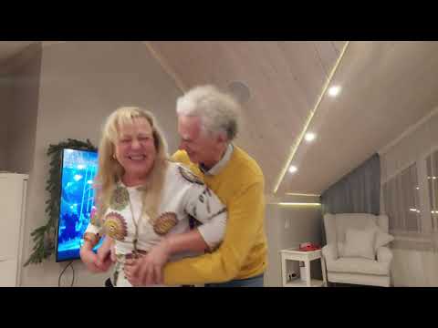 Видео: Танцы 2022! Дедушка рядышком с Бабушкой! Первые Мгновения 1 января 2022 г.