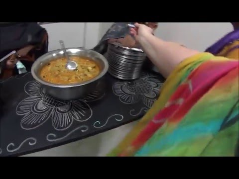Видео: Южно индийская столовая ашрама Саи Бабы вечером.  Еда без ограничений за 10 рупий