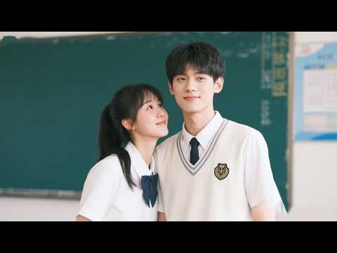 Видео: Отличница тайно влюблена в школьного кумира и открыто за ним ухаживает! Очень мило!