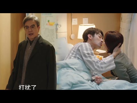 Видео: Так стыдно! Генеральный директор поцеловал Золушку в палате, но его дедушка внезапно сломал дверь!🍑
