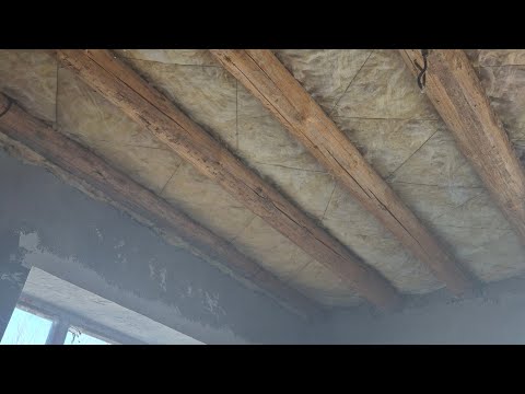 Видео: Изоляция чердачного потолка минеральной ватой !
