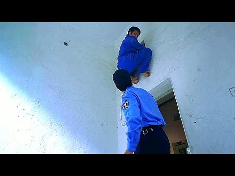 Видео: Сидя в одиночке, этот заключённый придумал технику невидимости и опробовал ее на охраннике